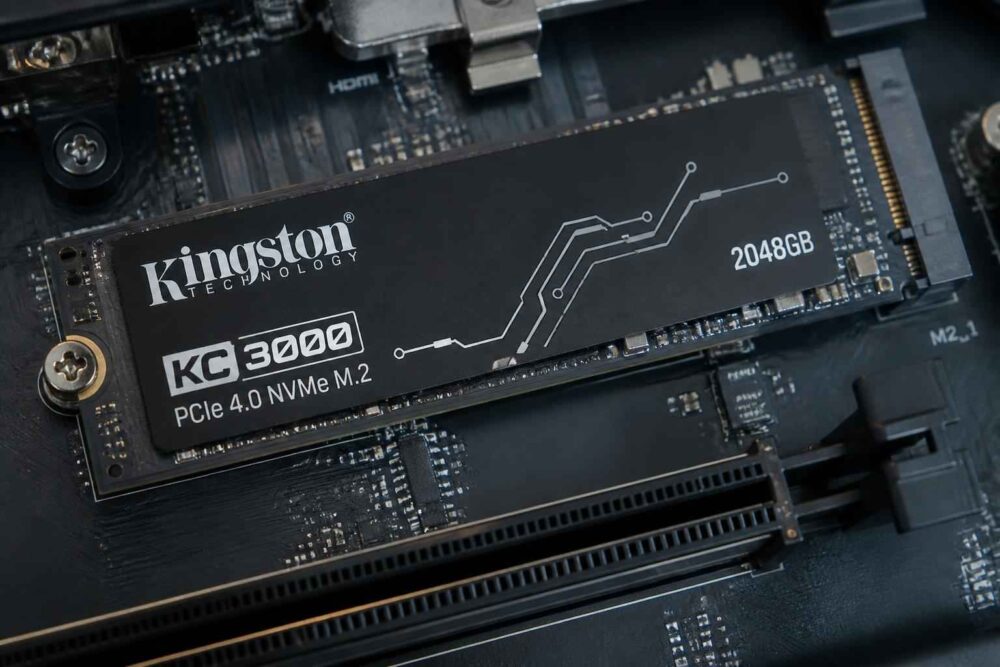 Dysk SSD Kingston KC3000 PCIe 4.0 NVMe o pojemności 2 TB zamontowany na płycie głównej