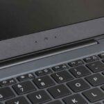 Zbliżenie na klawiaturę laptopa z widoczną dolną częścią ekranu