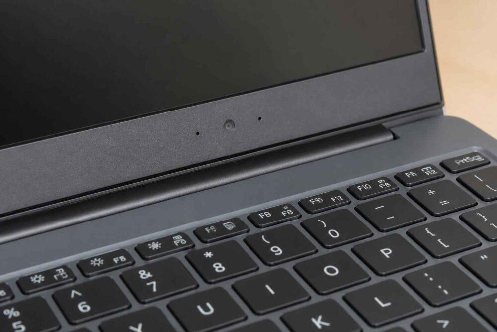 Zbliżenie na klawiaturę laptopa z widoczną dolną częścią ekranu