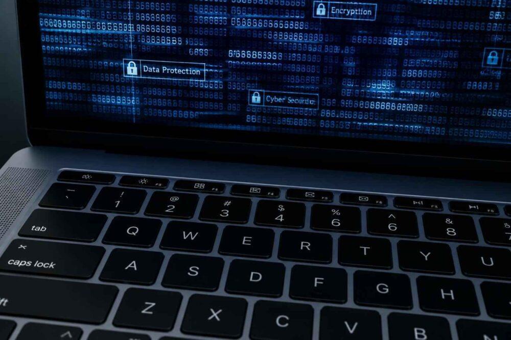 Laptop z ekranem przedstawiającym szyfrowanie, ochronę danych i cyberbezpieczeństwo
