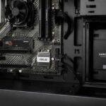 Wnętrze obudowy komputera z kartą graficzną ASUS, płytą główną i dyskiem SSD Samsung