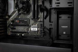 Wnętrze obudowy komputera z kartą graficzną ASUS, płytą główną i dyskiem SSD Samsung